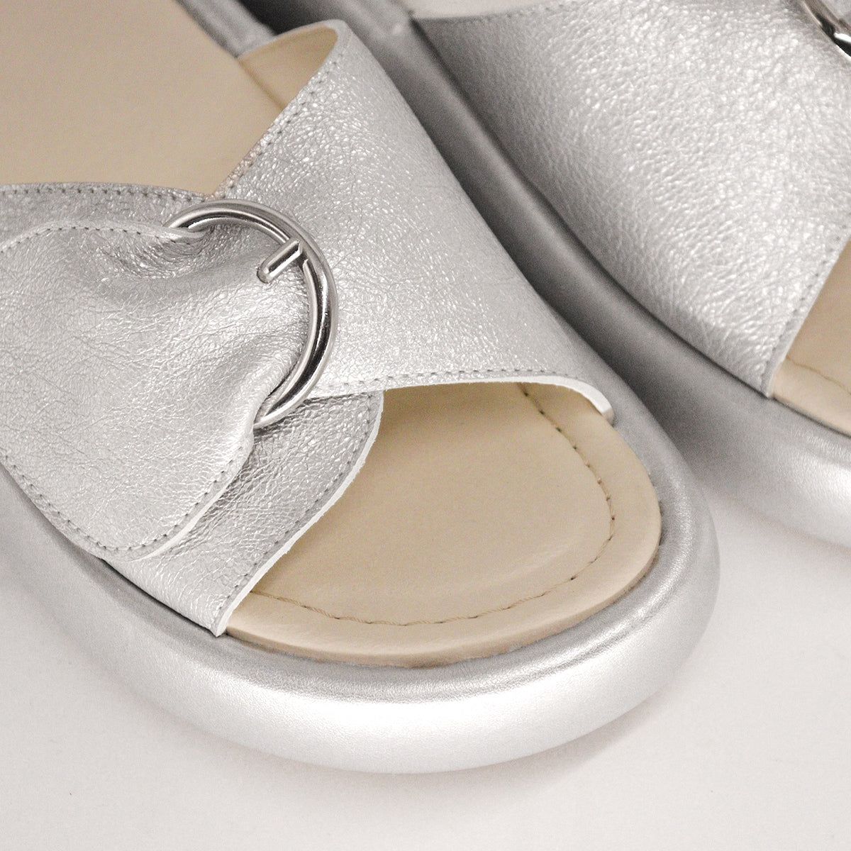 Silberne Sandale aus Leder von Paris
